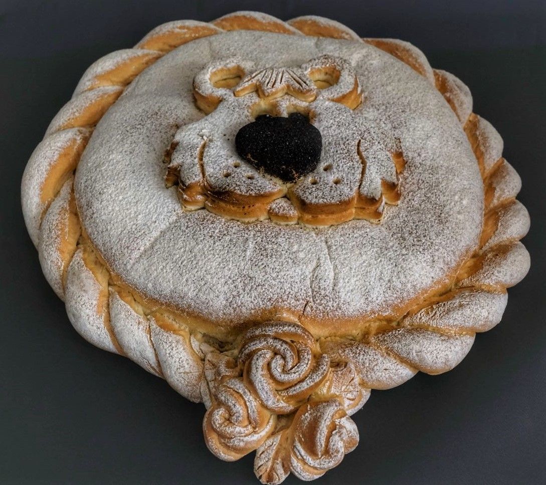 Ein löwenförmiges Brot mit Puderzucker darauf