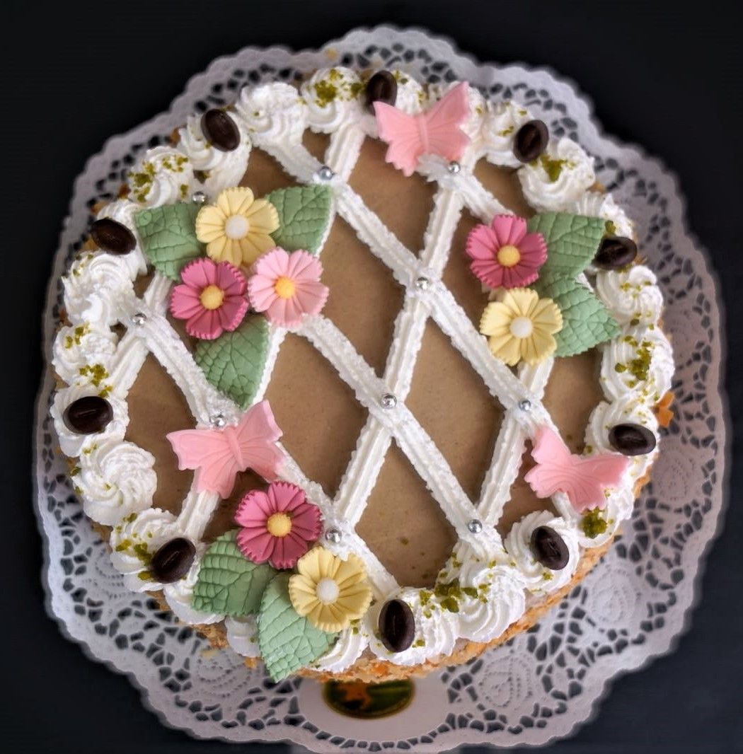 Ein Kuchen mit Blumen und Blättern darauf