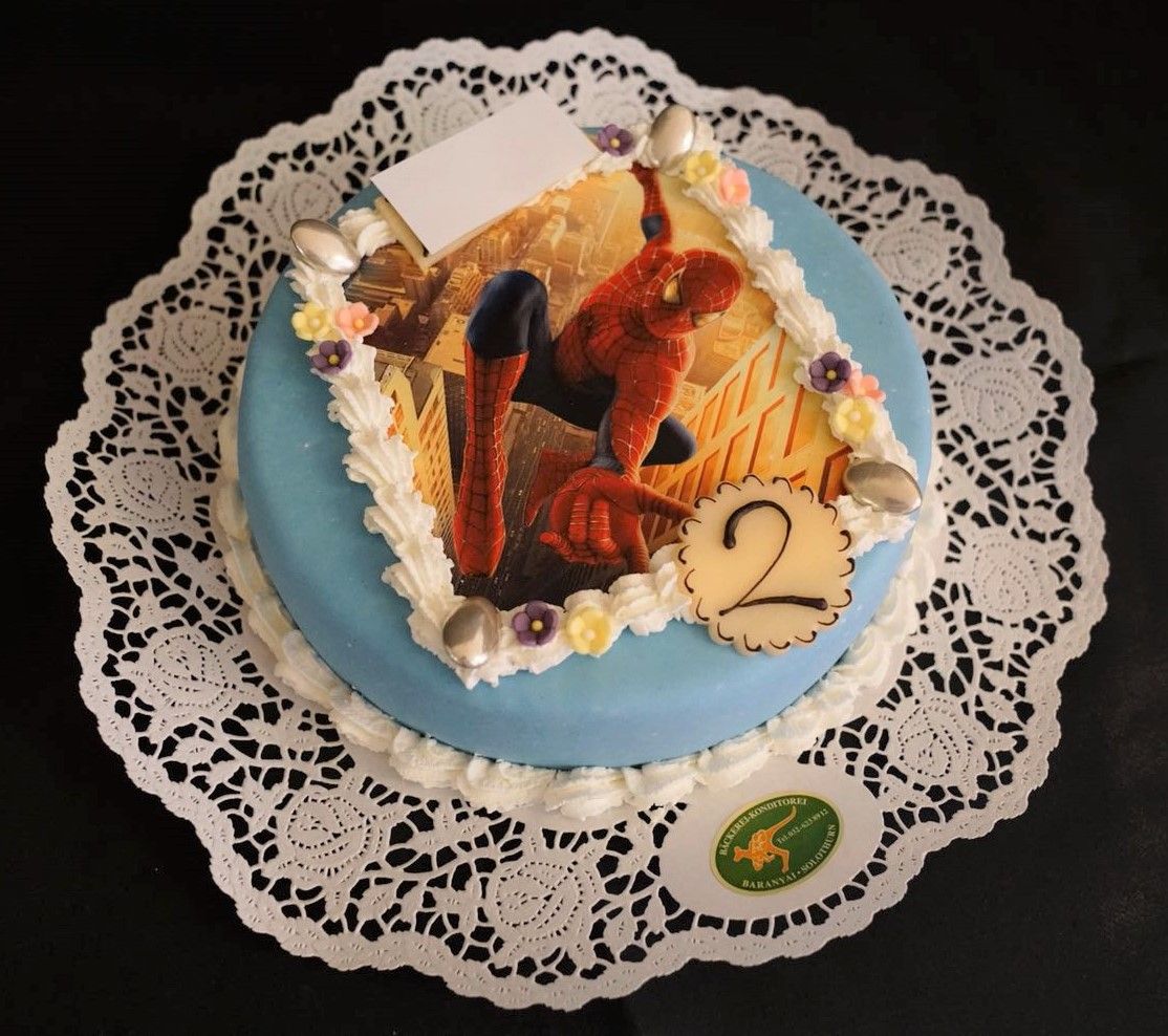 Ein Kuchen, auf dem die Zahl 2 steht