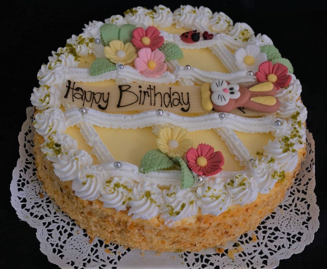 Ein Kuchen mit der Aufschrift „Happy Birthday“