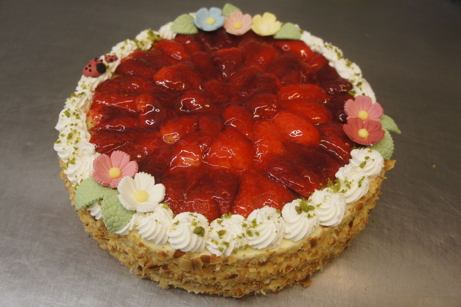 Ein Kuchen mit Erdbeeren und Schlagsahne obendrauf