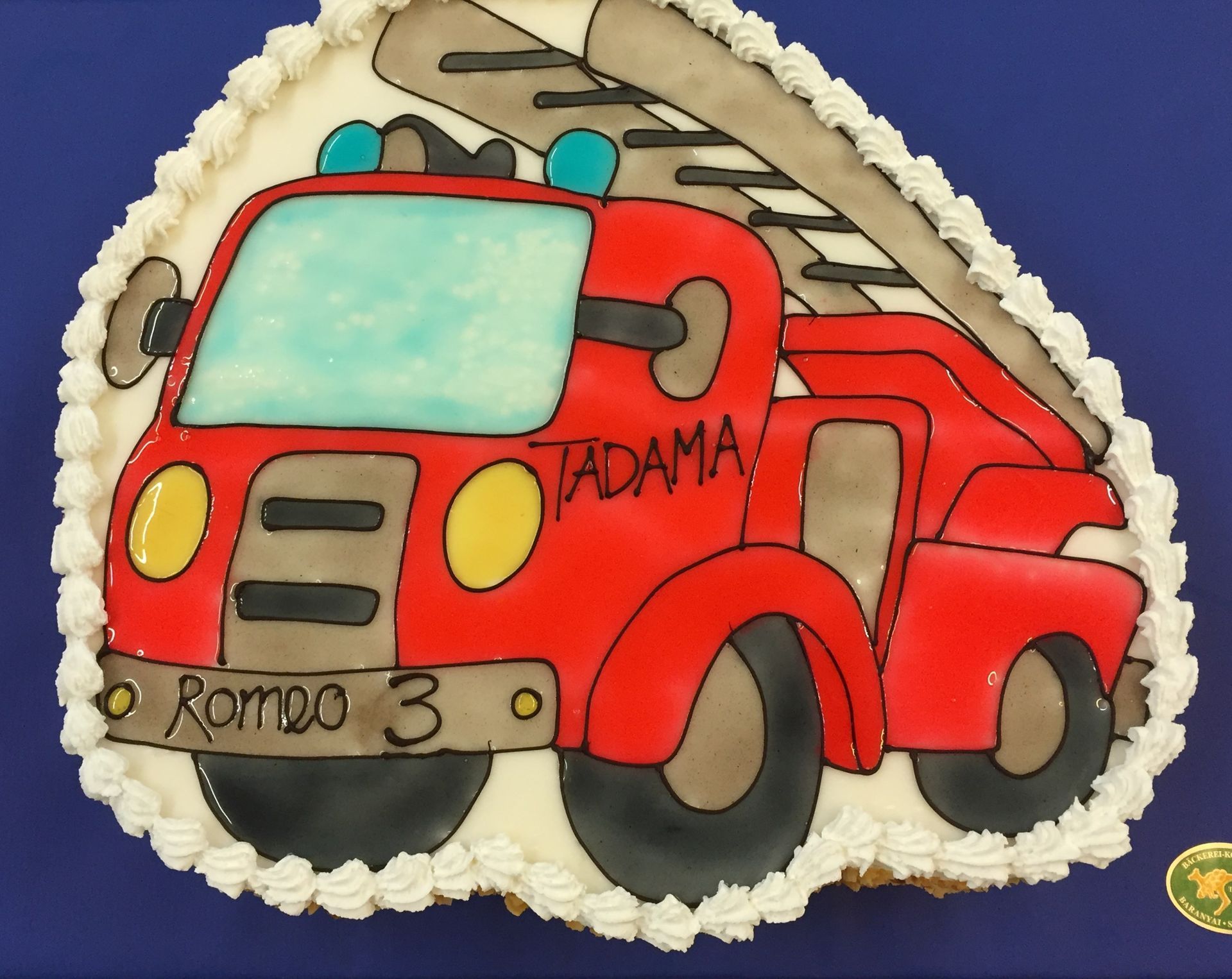 Ein rotes Feuerwehrauto mit der Aufschrift „Adama“