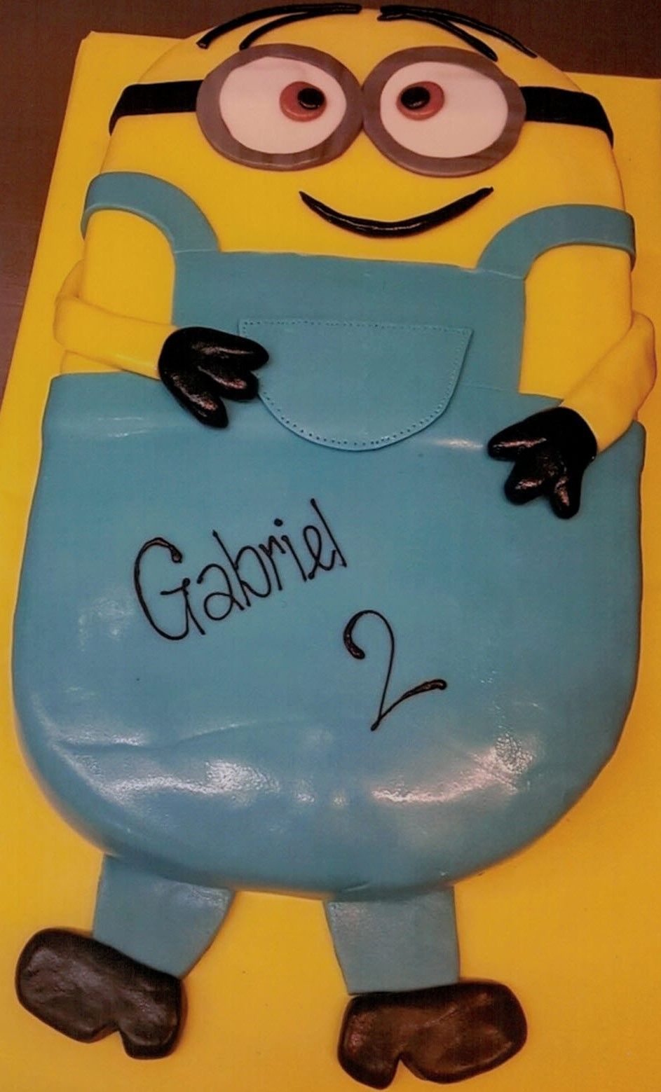 Ein Kuchen mit einem Minion und dem Namen Gabriel darauf