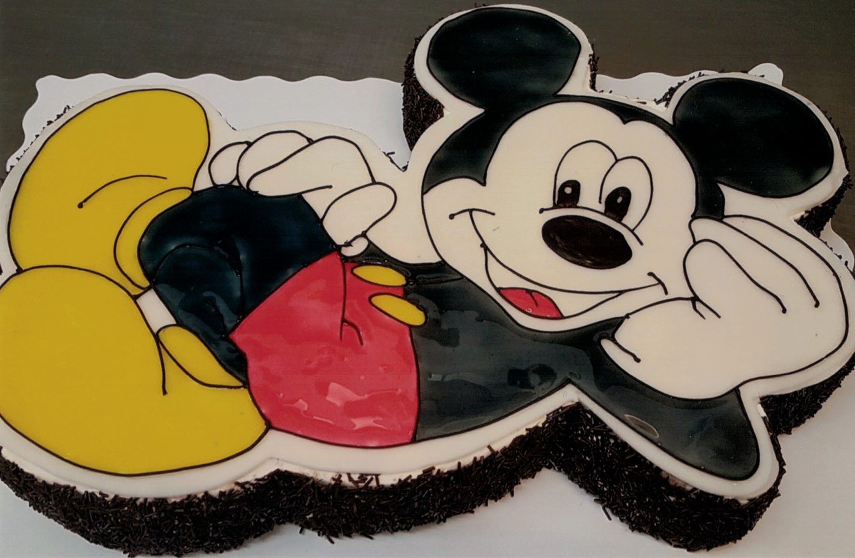 Ein Kuchen mit einem Bild von Mickey Mouse darauf