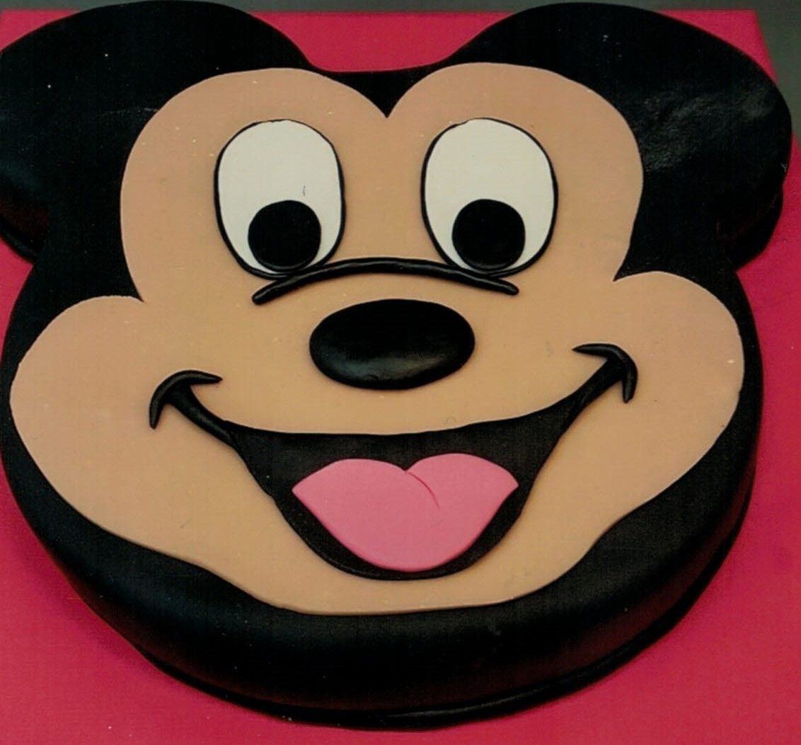 Ein Kuchen mit einem Mickey-Mouse-Gesicht darauf