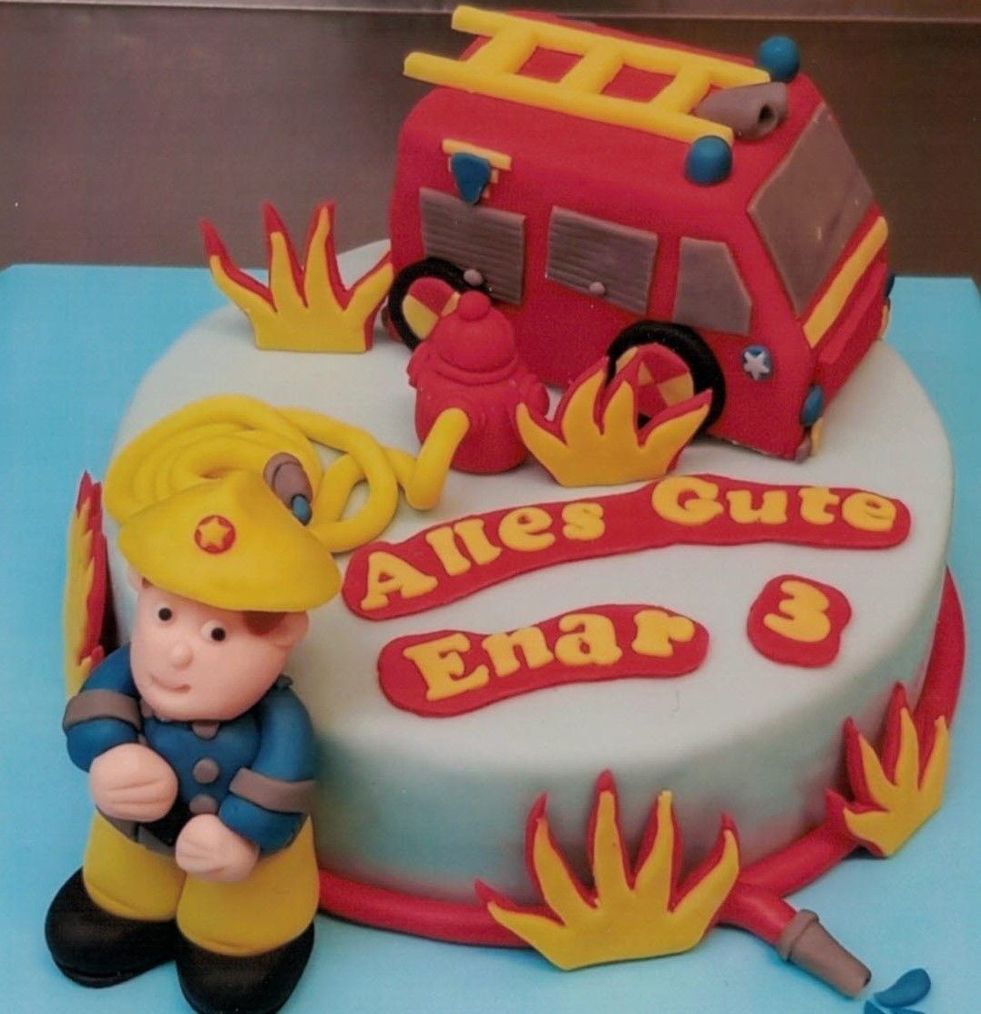 Ein Kuchen mit der Aufschrift „Alles Gute Enar 3“