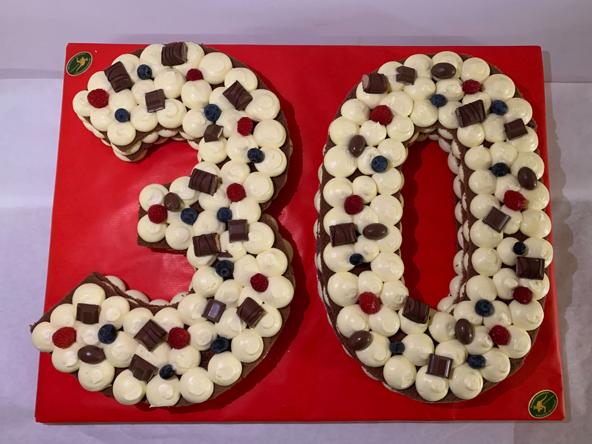 Ein Kuchen in Form der Zahl 30