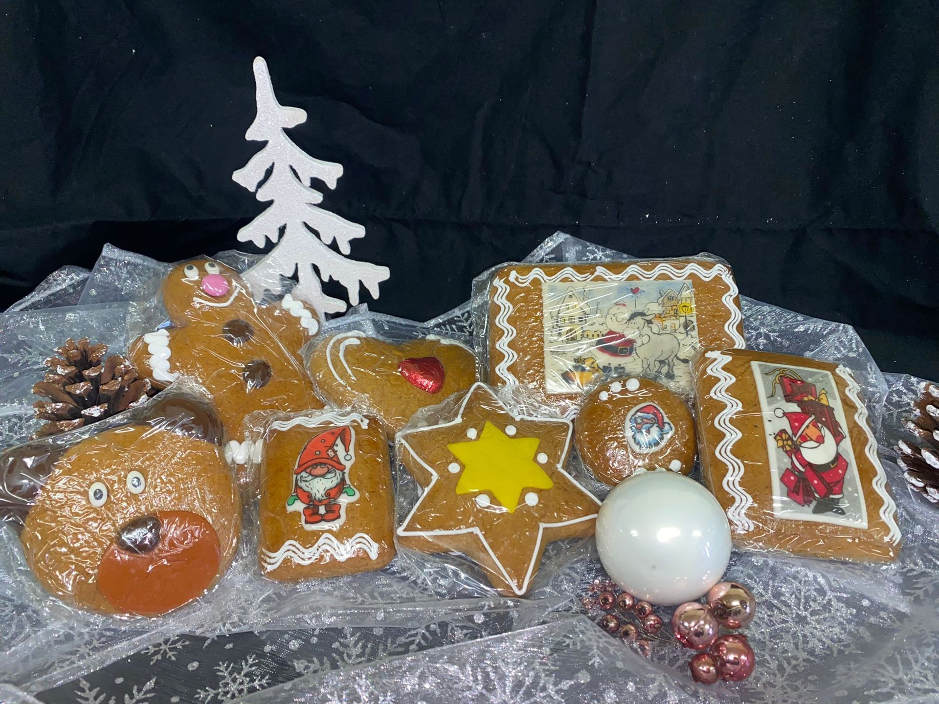 Auf einem Tisch liegen ein paar Lebkuchen.