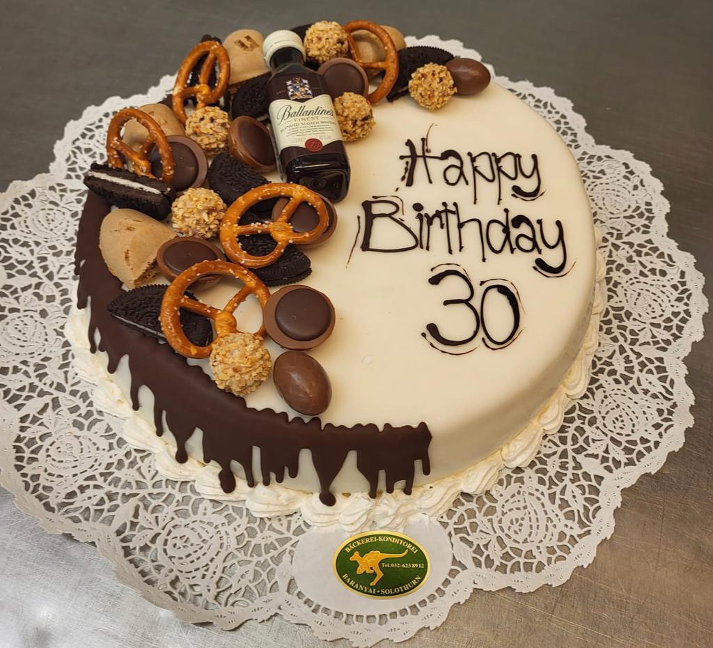 Ein Kuchen mit der Aufschrift „Happy Birthday 30“