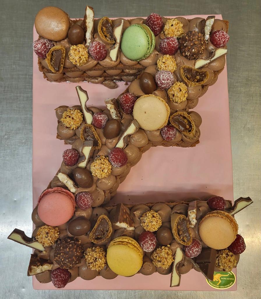 Ein Schokoladenkuchen in Form des Buchstabens Z