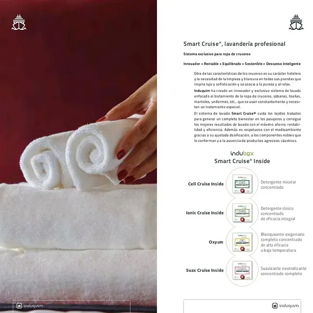 Una persona sostiene una toalla que dice 