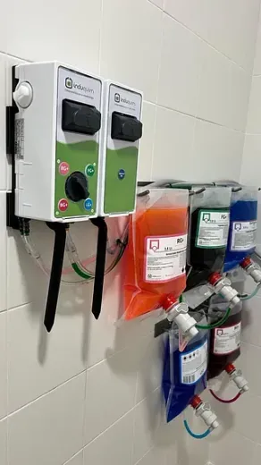 Una fila de dispensadores de jabón colgados en una pared.