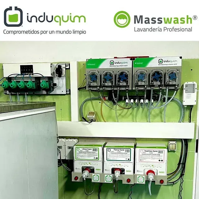 Una pared verde con un montón de equipos eléctricos sobre ella.