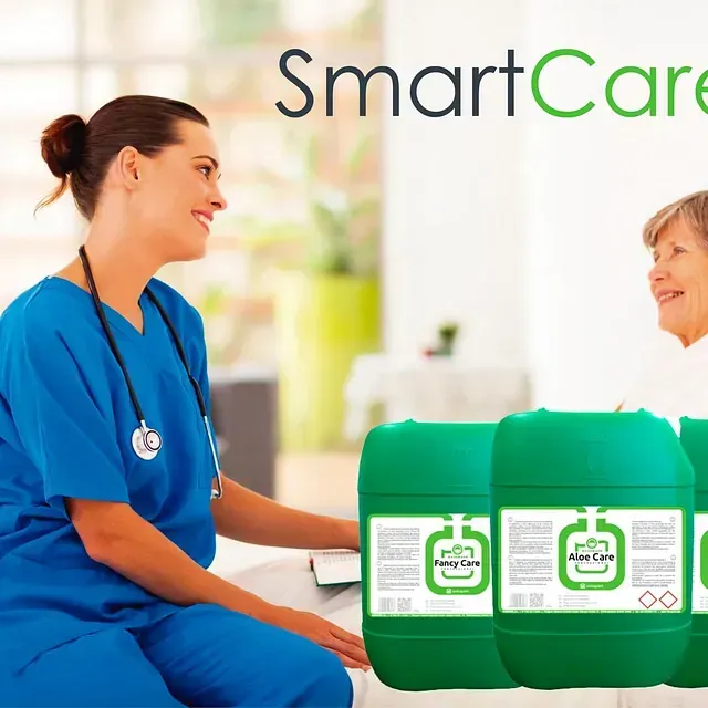 Una mujer con un uniforme azul está hablando con una mujer mayor.