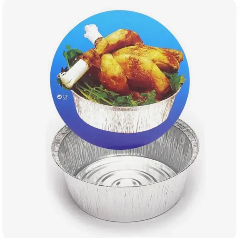 Una imagen de un pollo en un recipiente de papel de aluminio.