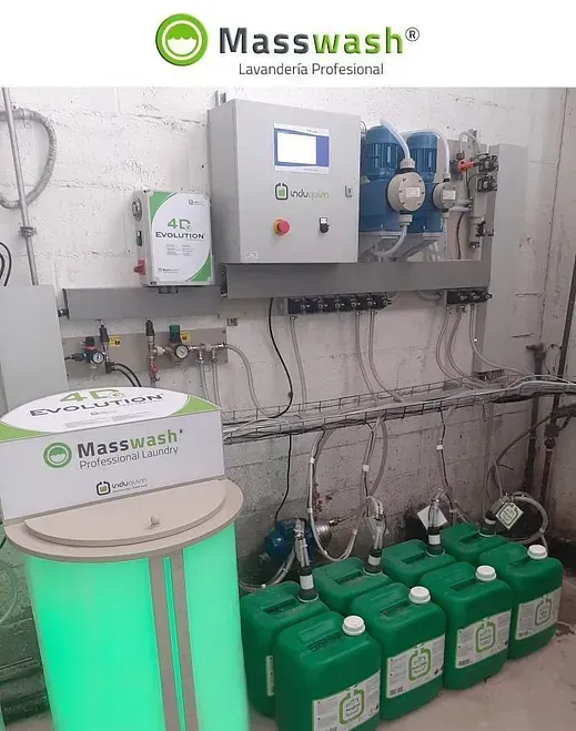 Una habitación con muchas botellas verdes y una caja que dice 