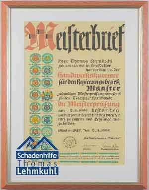 Gerahmtes, altes deutsches Poster mit verschnörkeltem Text und blauem „Schadenhilfe“-Logo unten links