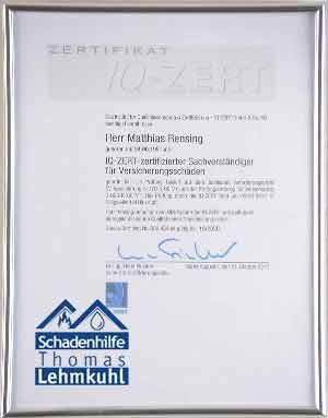 Gerahmtes Zertifikatsdokument mit blauem Logo und Unterschrift, an einer Wand befestigt.