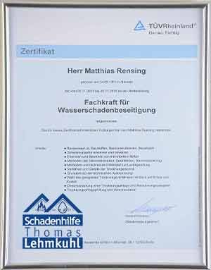 Gerahmtes deutsches Zertifikat für eine Ausbildung in Wasserschadensanierung, mit blauen Logos und Text.