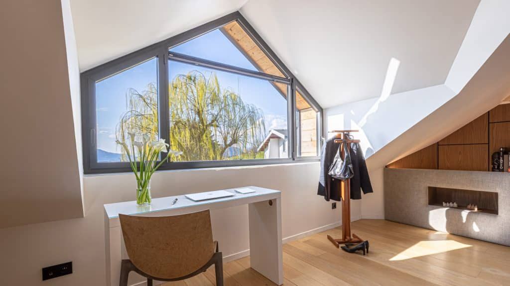 Vue intérieure d'une fenêtre en triangle.