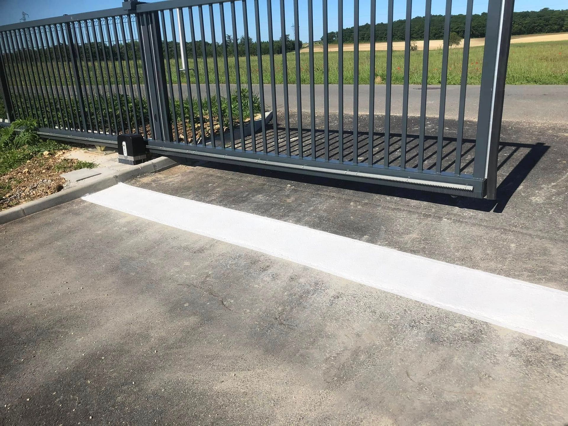 Un portail coulissant en métal.