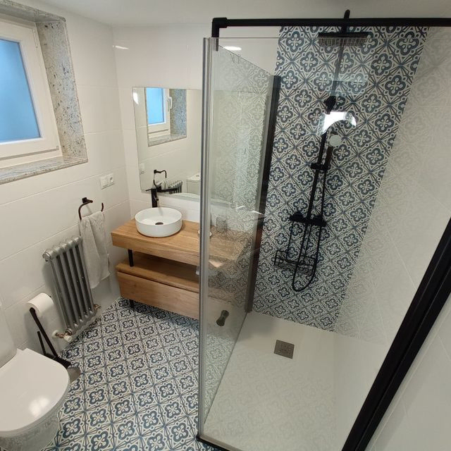 Un baño con inodoro, lavabo y ducha.