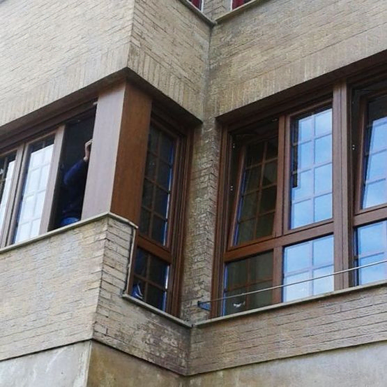 Una esquina de un edificio con muchas ventanas