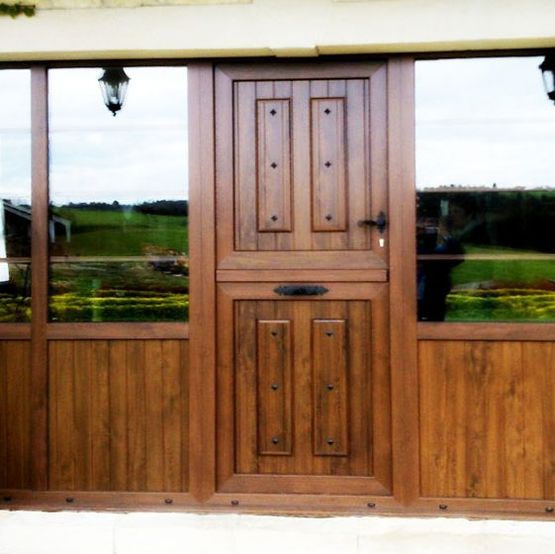 Una puerta de madera con muchas ventanas.