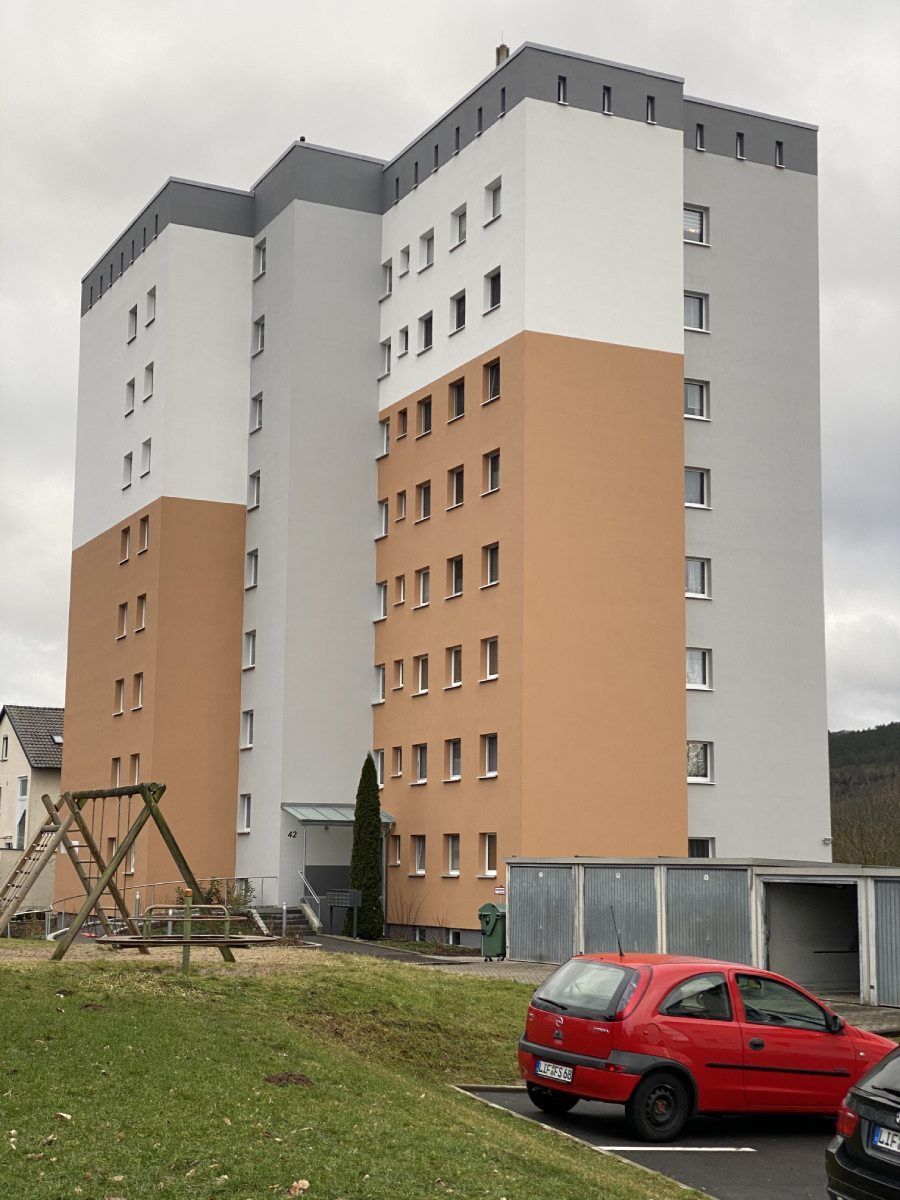 Hoher Wohnblock Grau, Weiß, Terrakotta