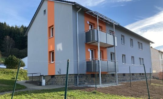 Grau-oranges Mehrfamilienhaus
