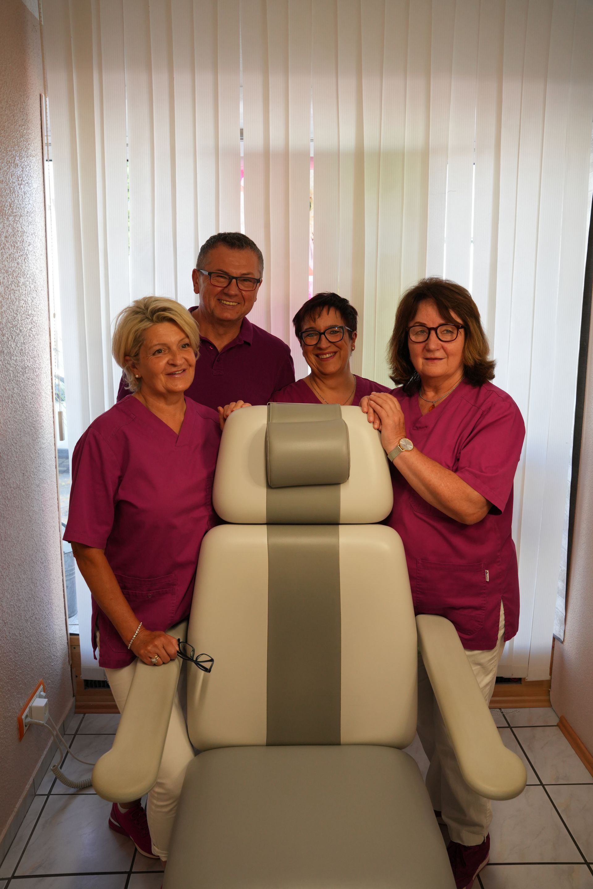 zwei Mitarbeiterinnen von Kosmetikinstitut für Sie und Ihn Barbara Wrobel neben einem Behandlungsstuhl