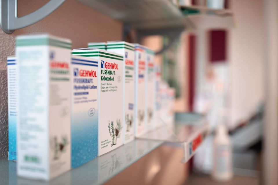 Regal mit Fußpflegeprodukten