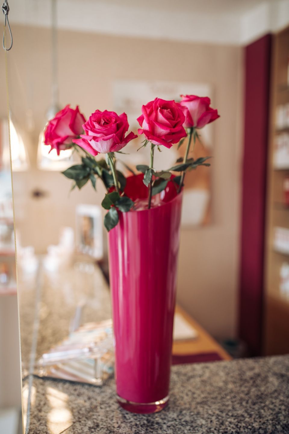 Vase mit pinkfarbenen Rosen
