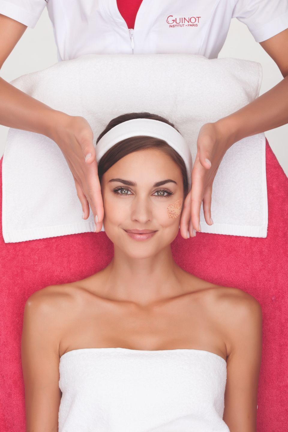 Frau erhält eine Gesichtsbehandlung