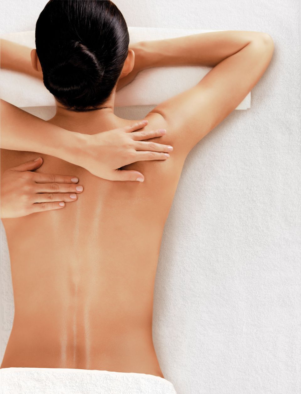 eine Frau wird am Rücken massiert