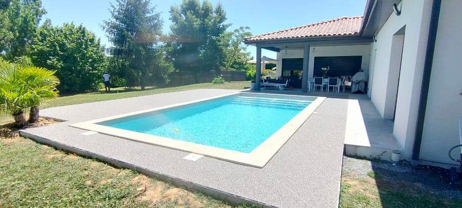 Tour de piscine en béton