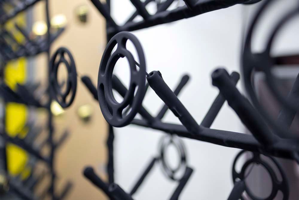 Ein Schlüsselbund hängt an einem Metallgestell