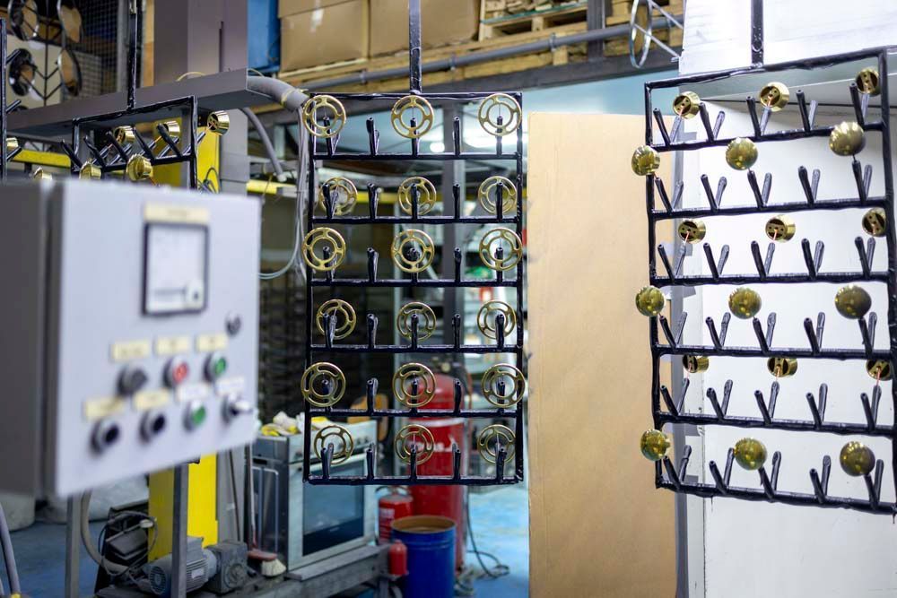 In einer Fabrik hängt eine Maschine von der Decke.