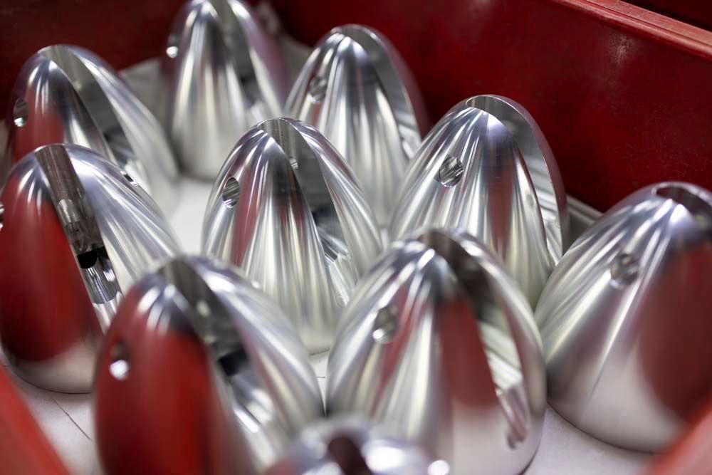 In einer roten Kiste liegen mehrere Metallgegenstände.