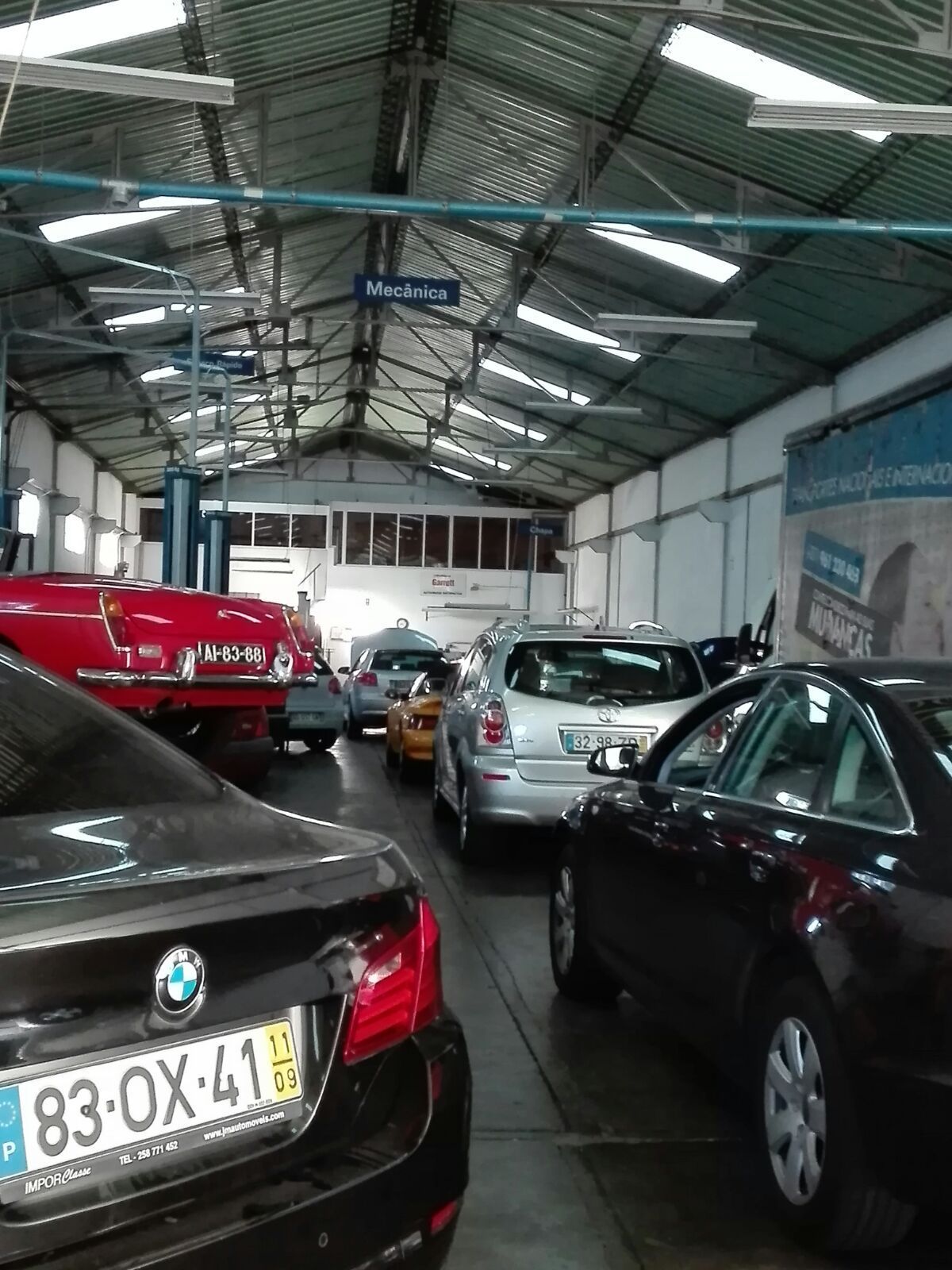 Um bmw está estacionado em uma garagem com outros carros