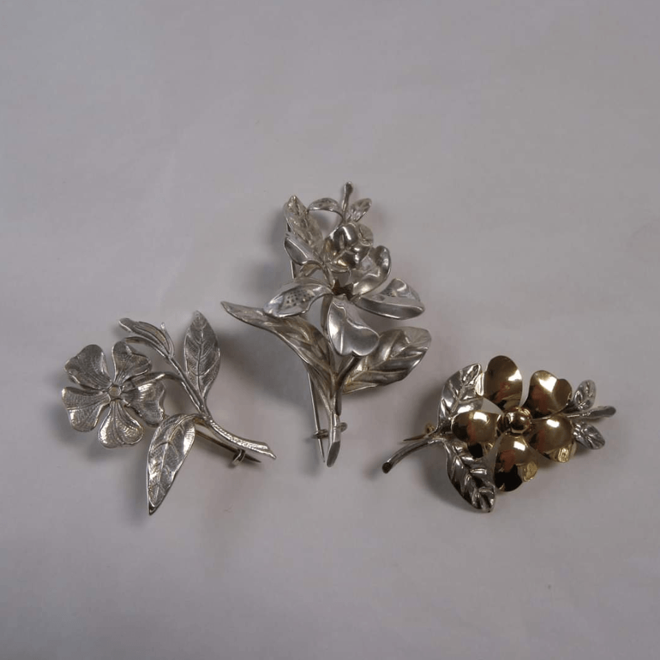 3 petites broches argentées