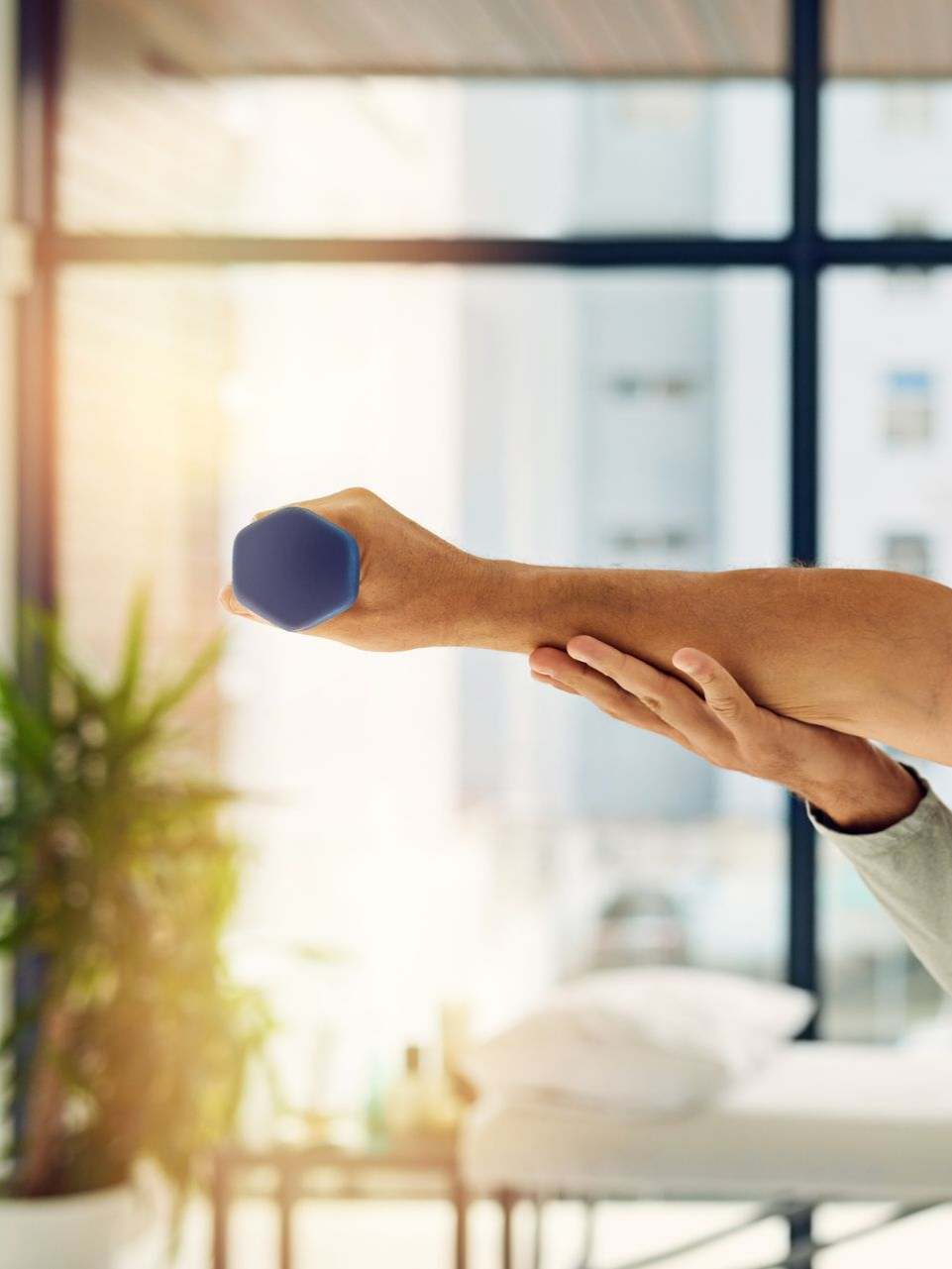 Une personne tenant un haltère bleu.