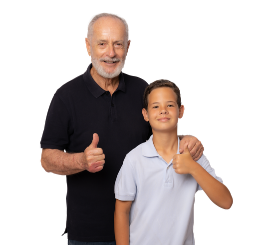 Un grand-père et son petit-fils, le pouce levé, l'une en chemise noire et l'autre en polo bleu clair.