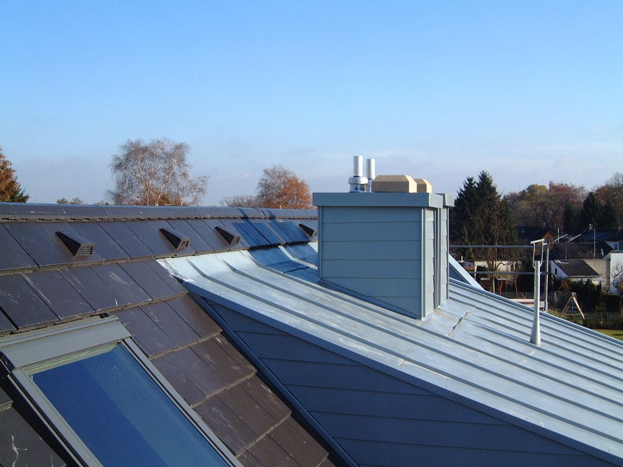 Spenglerarbeiten an einem Spitzdach