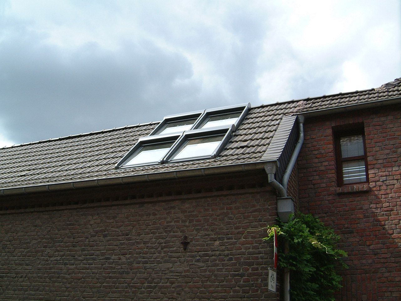 ein Haus mit Spitzdach und Dachfenstern