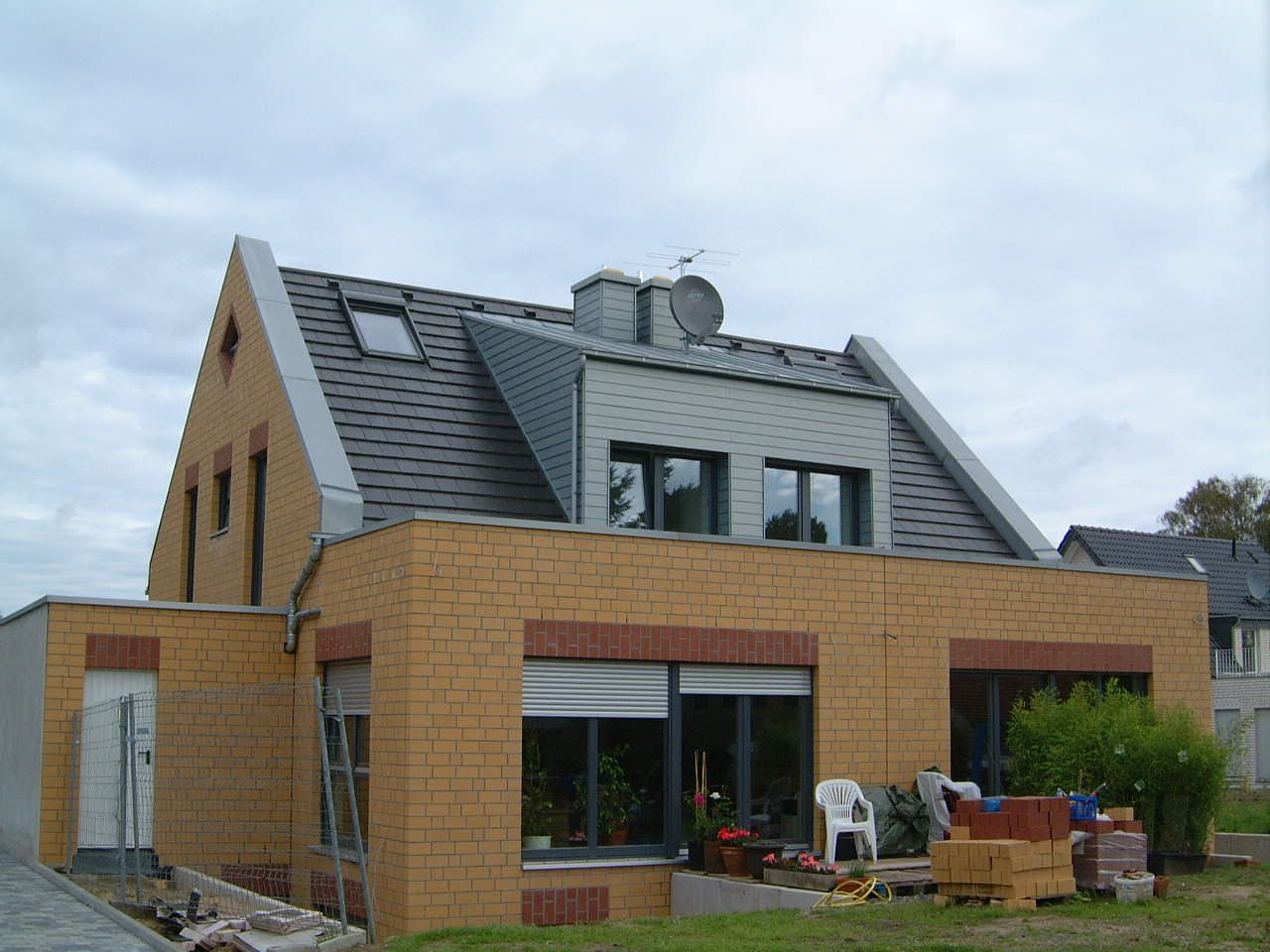 braunes Haus mit großen dunklen Dachziegeln