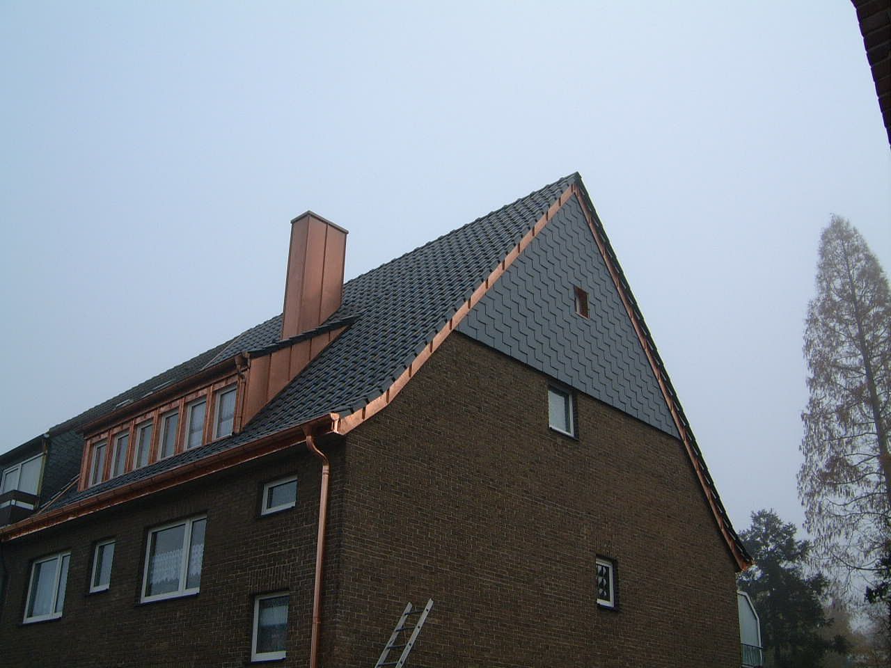 neu gedecktes Spitzdach eines Hauses