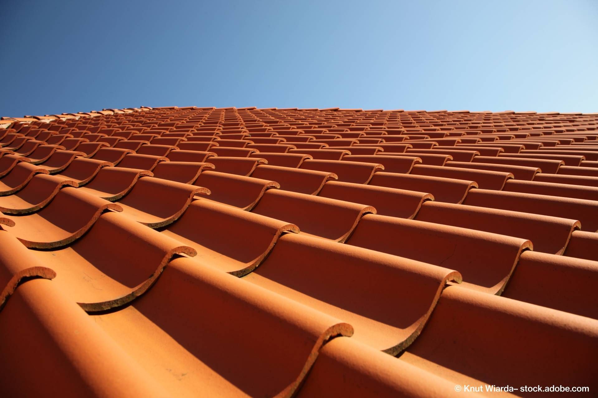 Nahaufnahme eines roten Ziegeldachs