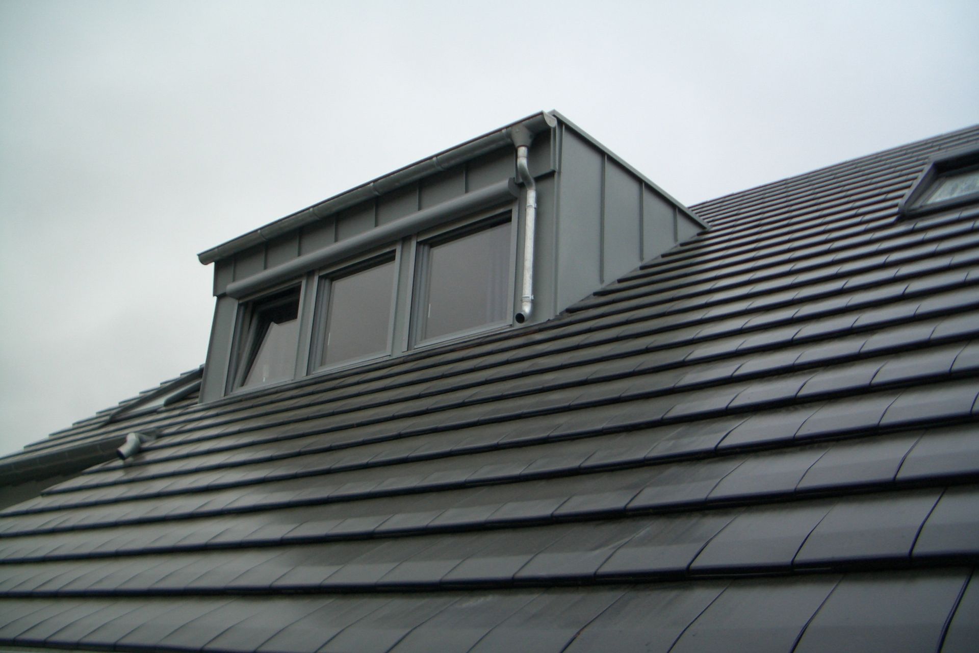 neu gedecktes Dach eines Wohnhauses