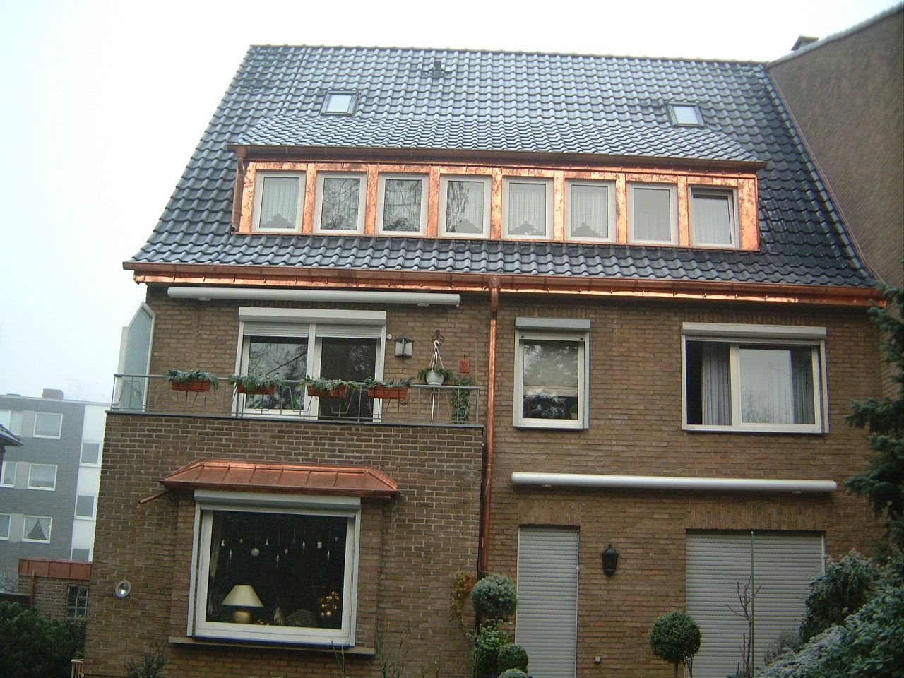 Altbau mit neuen dunklen Dachziegeln